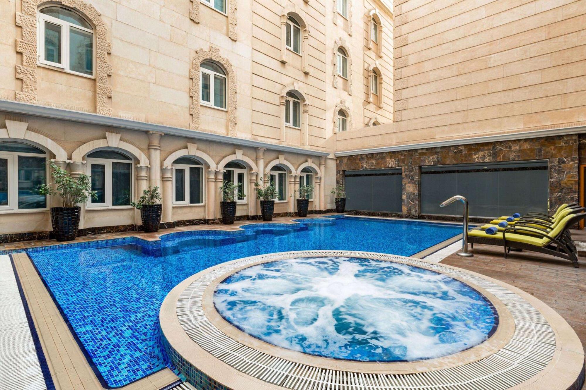 Grand Regency Doha, Trademark Collection By Wyndham Exterior photo The swimming pool at the hotel